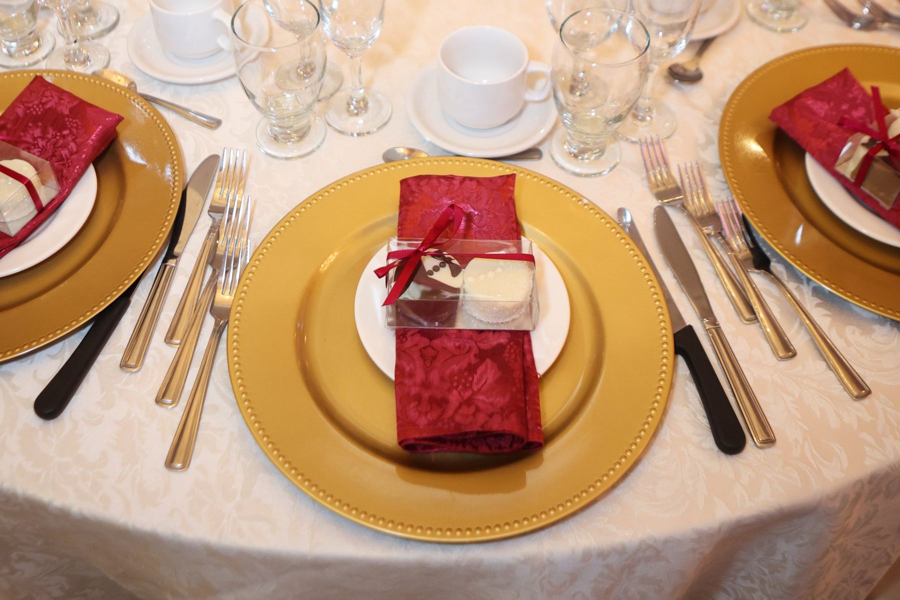 Gold charger red napkin favour