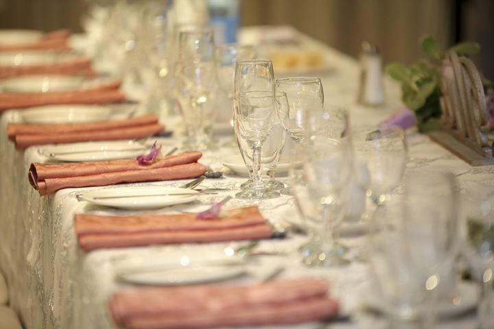 Table setting with pink napkins