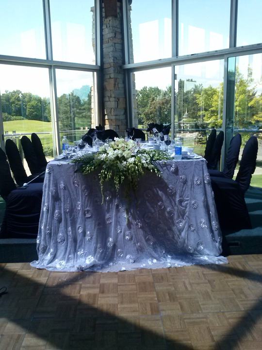 Sweetheart table sunroom, florals