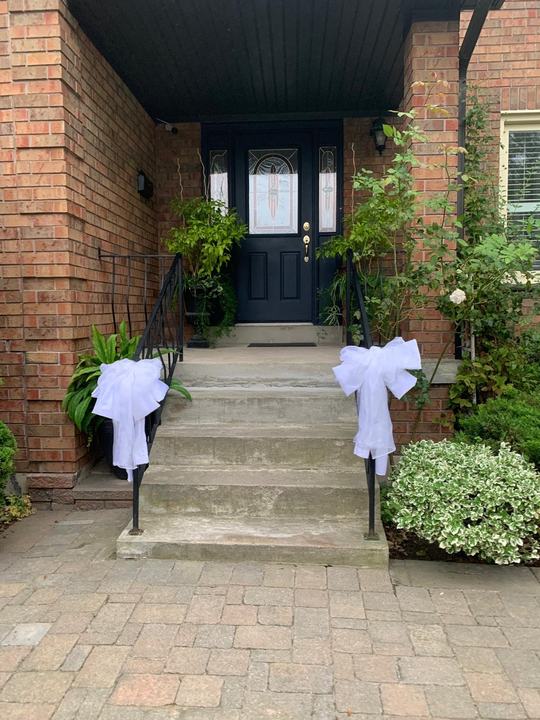 Home front steps white bows