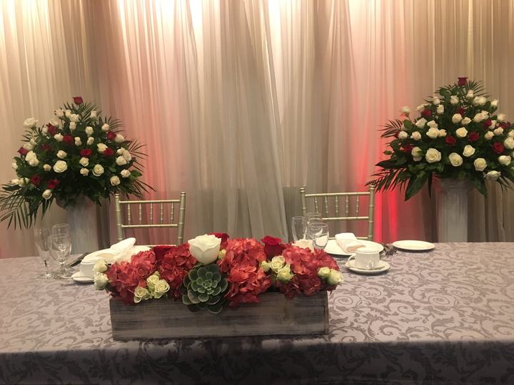 Head table red and white rose urns, succulent box