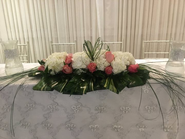 Head table low arrangement roses hydrangea