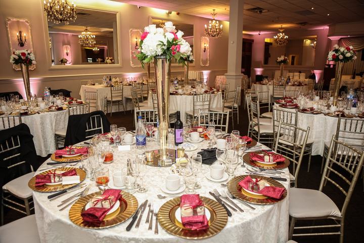 Table gold chargers tall centerpiece