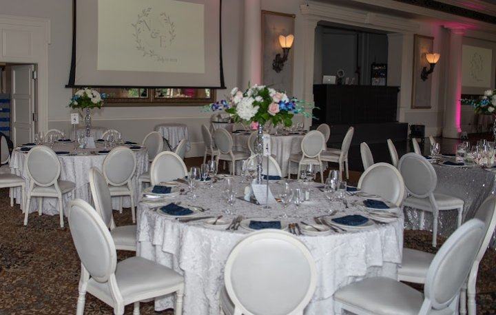 Round table white chairs